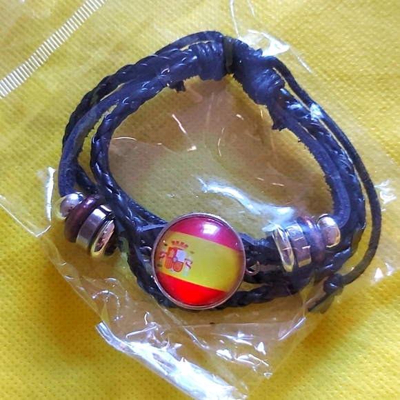 NWOT Spain flag Unisex bkack leather adjustable bracelet - Picture 1 of 4